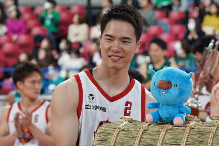 優勝の副賞を手に笑顔を見せる鳥海